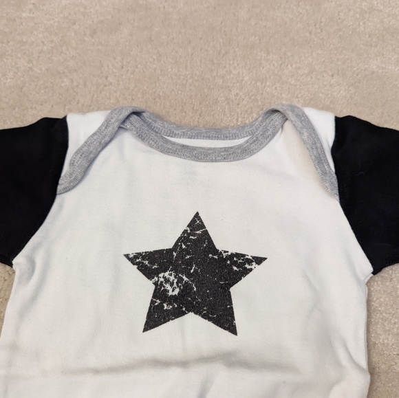 3/$15 Set of 2 Size 24 months Sleeper and Onesie - Picture 8 of 16
